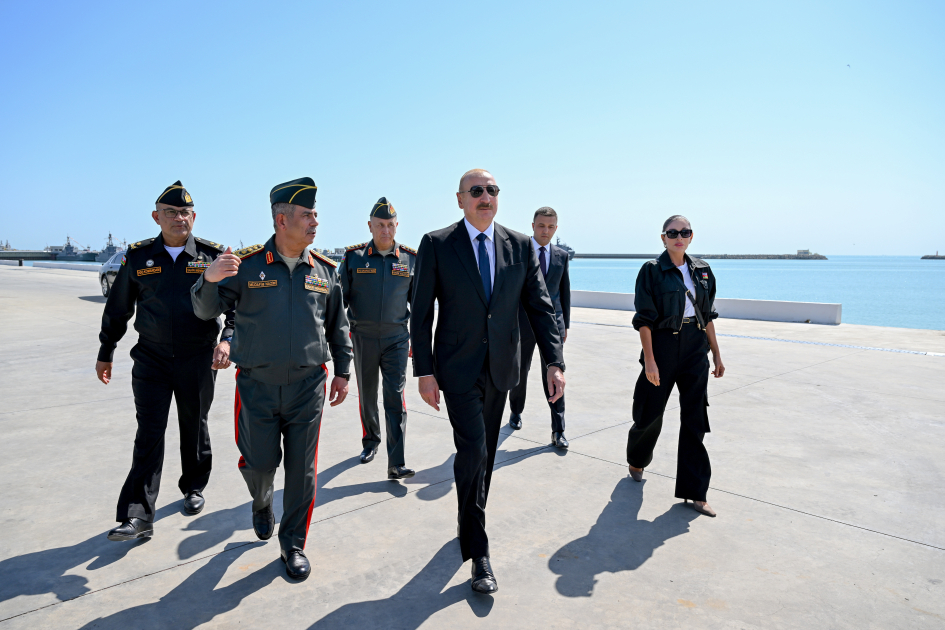 Prezident İlham Əliyev və Birinci xanım Mehriban Əliyeva Hərbi Dəniz Qüvvələrində olublar (FOTO)