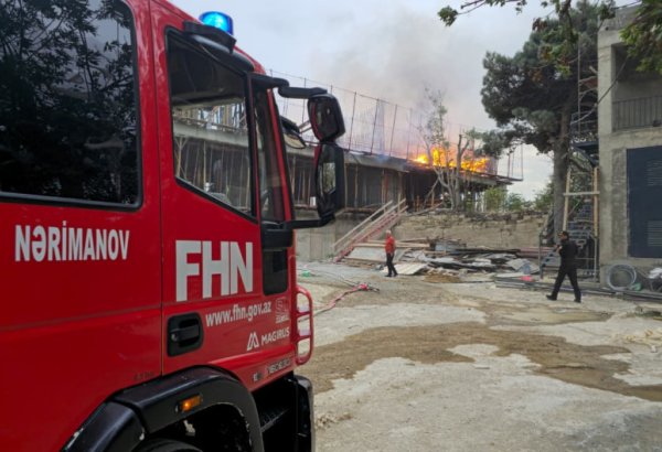 Binəqədidə tikilməkdə olan binada yanğın baş verib (FOTO)