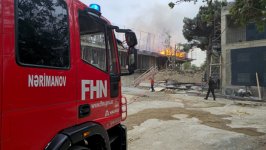 Binəqədidə tikilməkdə olan binada yanğın baş verib (FOTO)