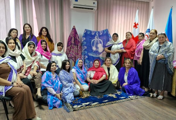 Tbilisidə kəlağayı sənətinin tarixinə həsr olunan kitab təqdim edilib (FOTO)