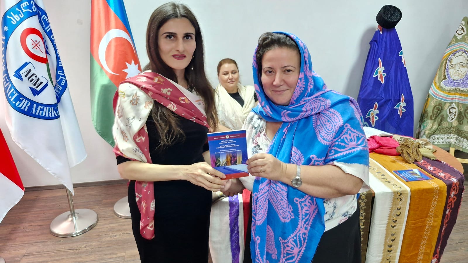 Tbilisidə kəlağayı sənətinin tarixinə həsr olunan kitab təqdim edilib (FOTO)