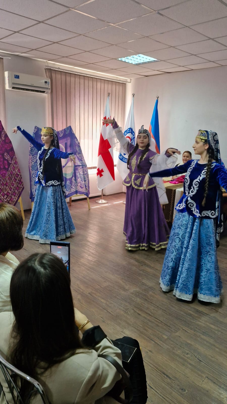 Tbilisidə kəlağayı sənətinin tarixinə həsr olunan kitab təqdim edilib (FOTO)