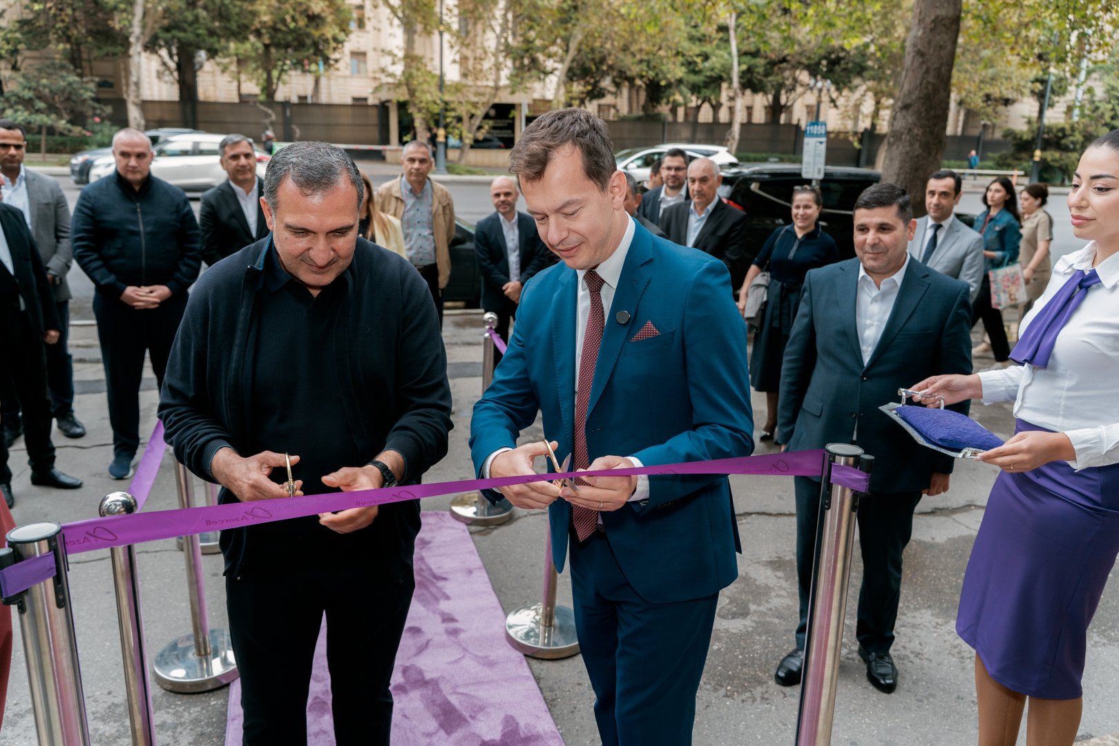 Azercell ilk yeni nəsil diler mağazasını istifadəyə verir (FOTO)