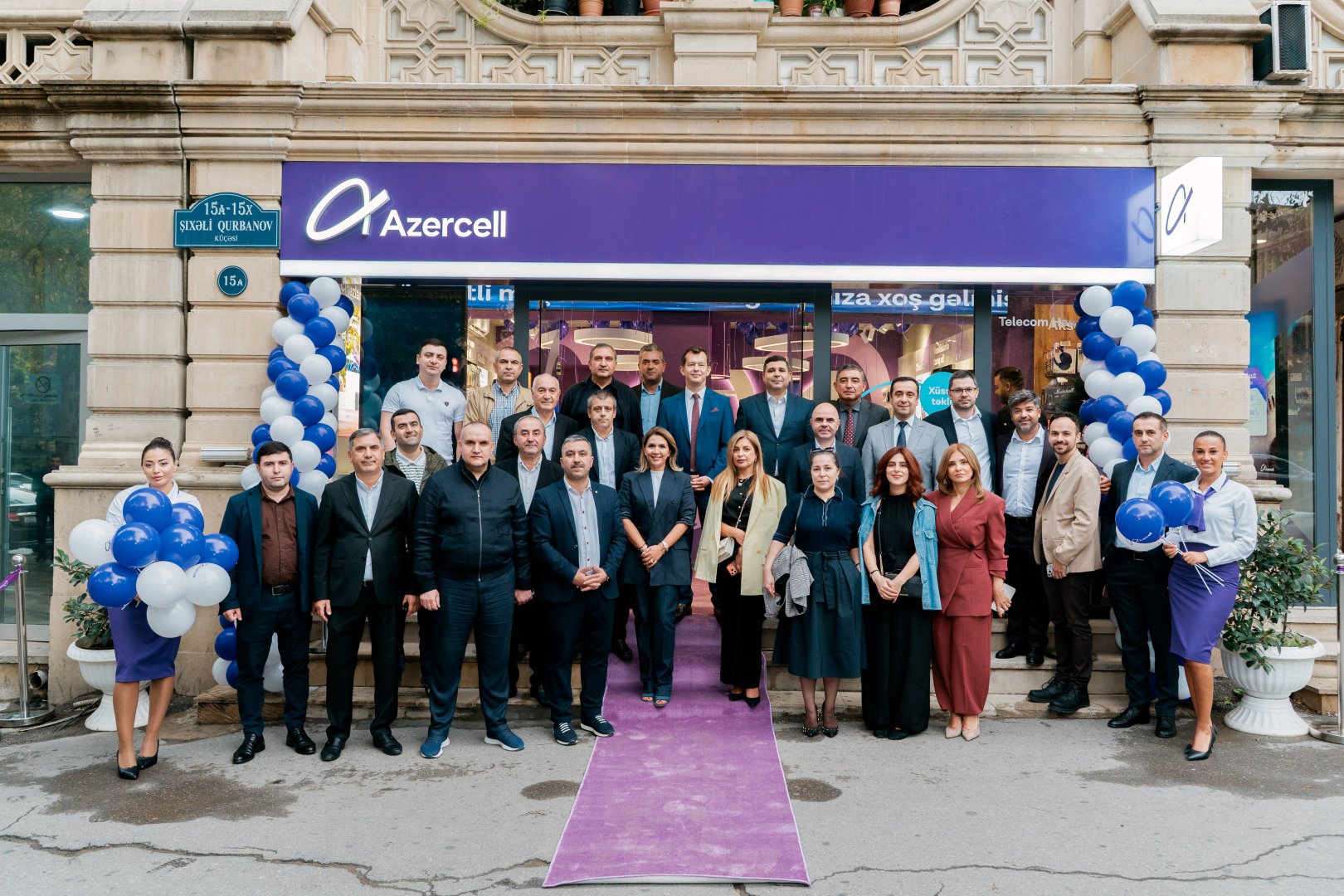 Azercell ilk yeni nəsil diler mağazasını istifadəyə verir (FOTO)