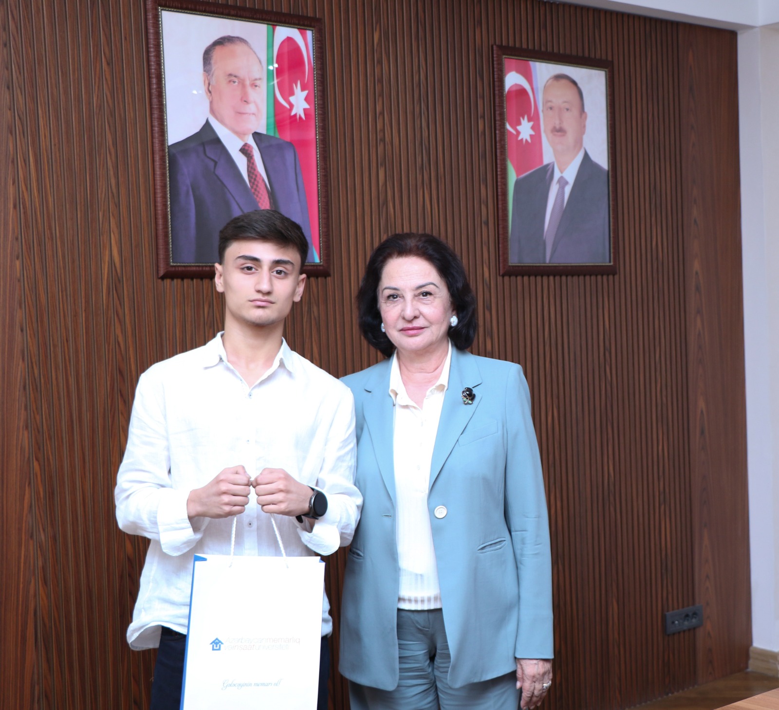AzMİU rektoru universitetə yüksək balla qəbul olunan tələbələrlə görüşüb (FOTO)