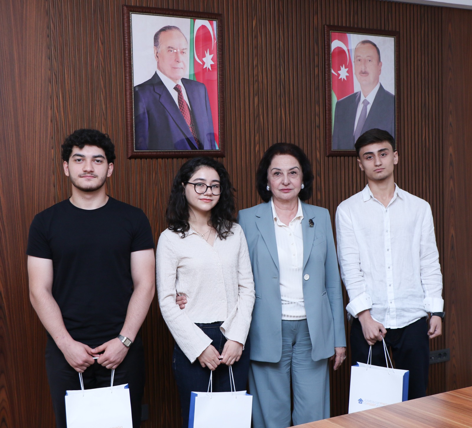 AzMİU rektoru universitetə yüksək balla qəbul olunan tələbələrlə görüşüb (FOTO)