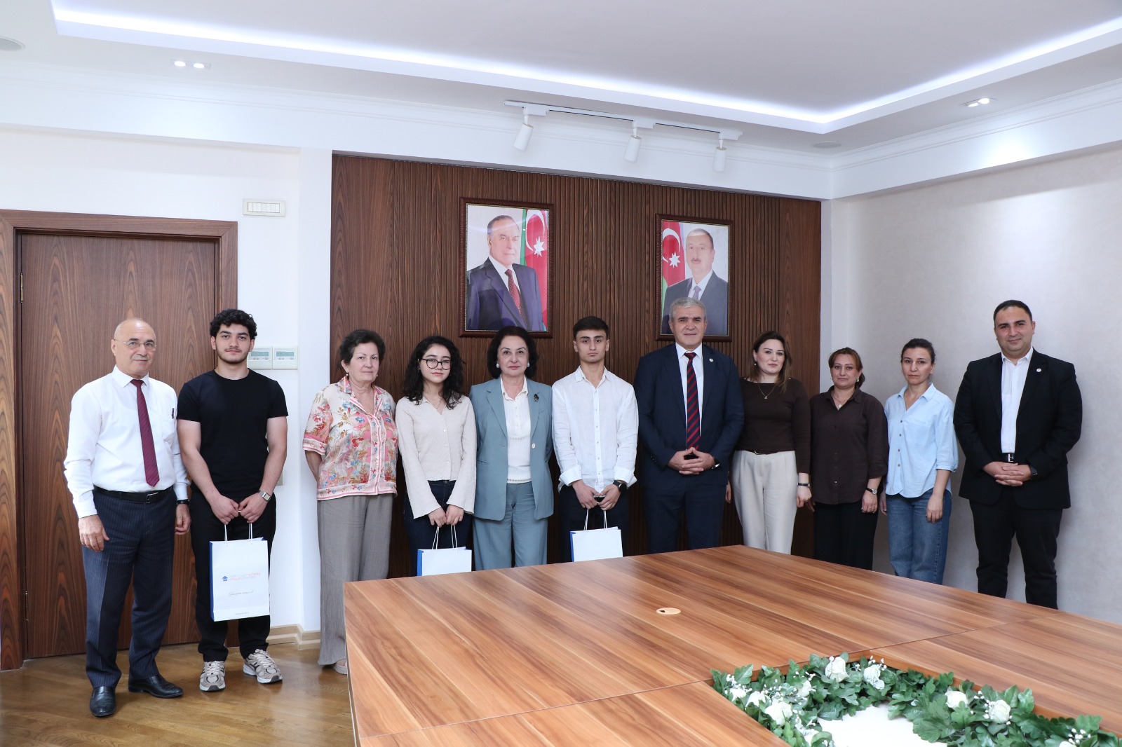 AzMİU rektoru universitetə yüksək balla qəbul olunan tələbələrlə görüşüb (FOTO)