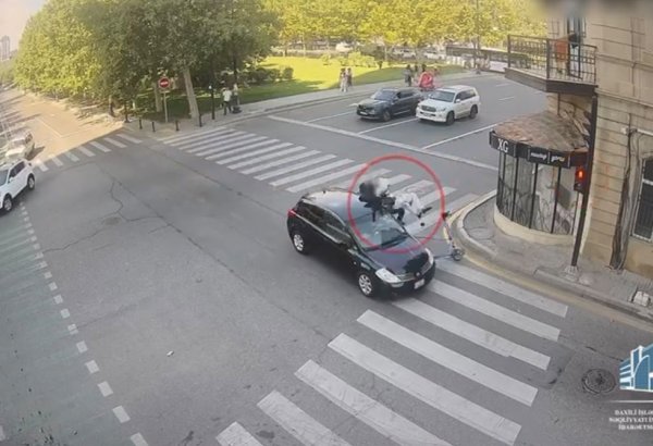 Bakıda qırmızı işıqda keçən skuter avtomobillə toqquşub (VİDEO)
