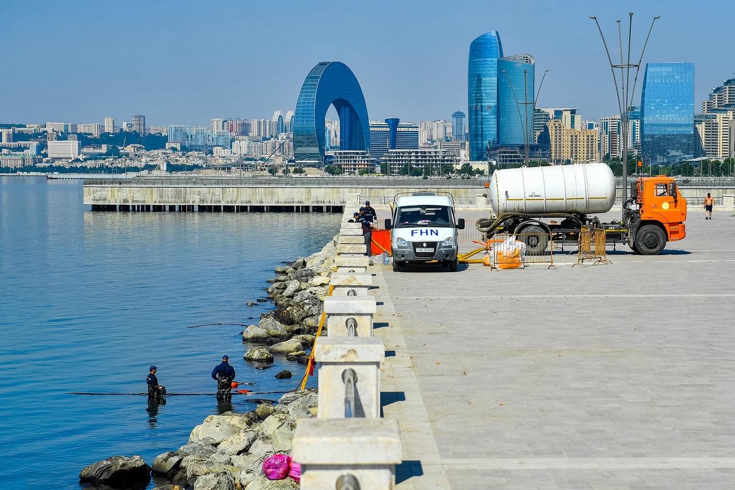 Bakı buxtasının Dənizkənarı Milli Park hissəsində su səthi təmizlənir (FOTO)