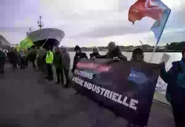 Fransada balıqçılar 5-dən çox strateji limanın girişini bağlayıb
