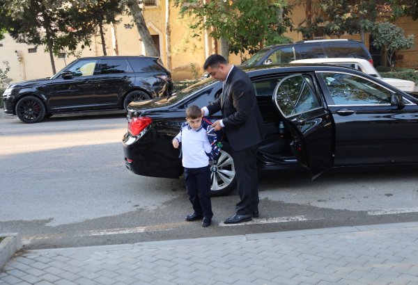 Yevlax Şəhər İcra Hakimiyyətinin başçısı şəhid övladını ilk dərsə aparıb (FOTO)