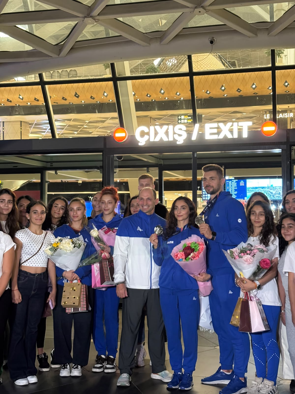 İspaniyada uğurlu nəticə qazanan Azərbaycan gimnastları Vətənə qayıdıblar (FOTO)