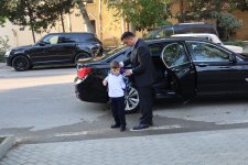 Yevlax Şəhər İcra Hakimiyyətinin başçısı şəhid övladını ilk dərsə aparıb (FOTO)