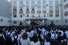 Yevlax Şəhər İcra Hakimiyyətinin başçısı şəhid övladını ilk dərsə aparıb (FOTO)