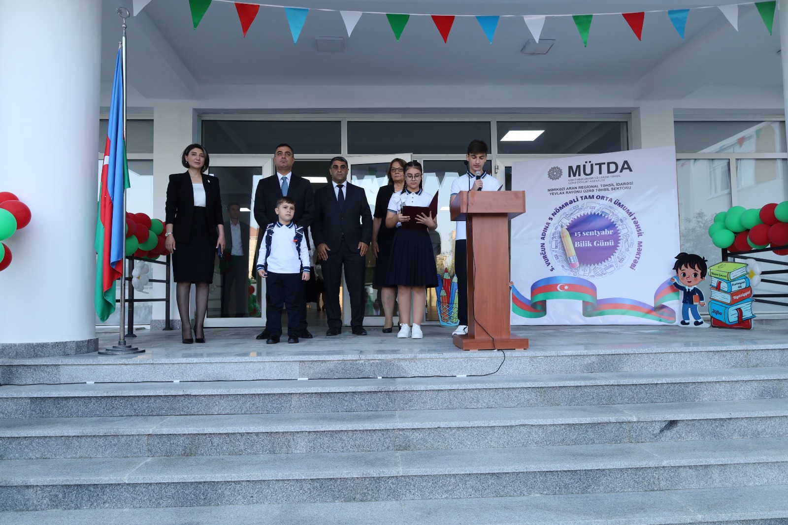 Yevlax Şəhər İcra Hakimiyyətinin başçısı şəhid övladını ilk dərsə aparıb (FOTO)