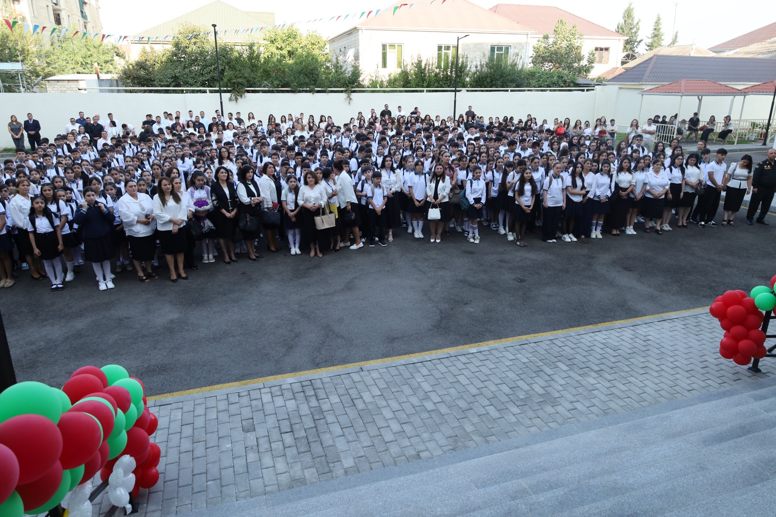 Yevlax Şəhər İcra Hakimiyyətinin başçısı şəhid övladını ilk dərsə aparıb (FOTO)