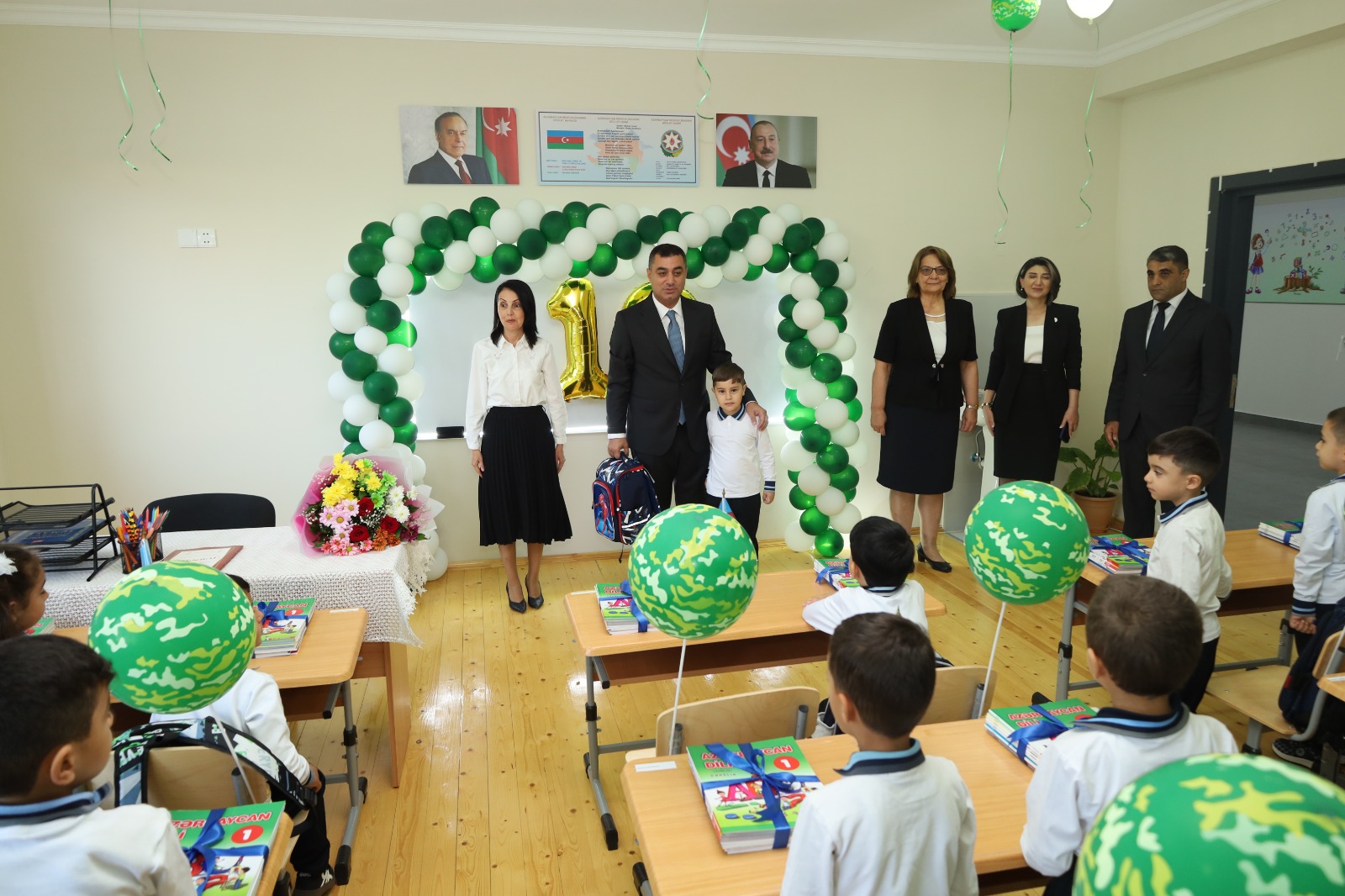 Yevlax Şəhər İcra Hakimiyyətinin başçısı şəhid övladını ilk dərsə aparıb (FOTO)