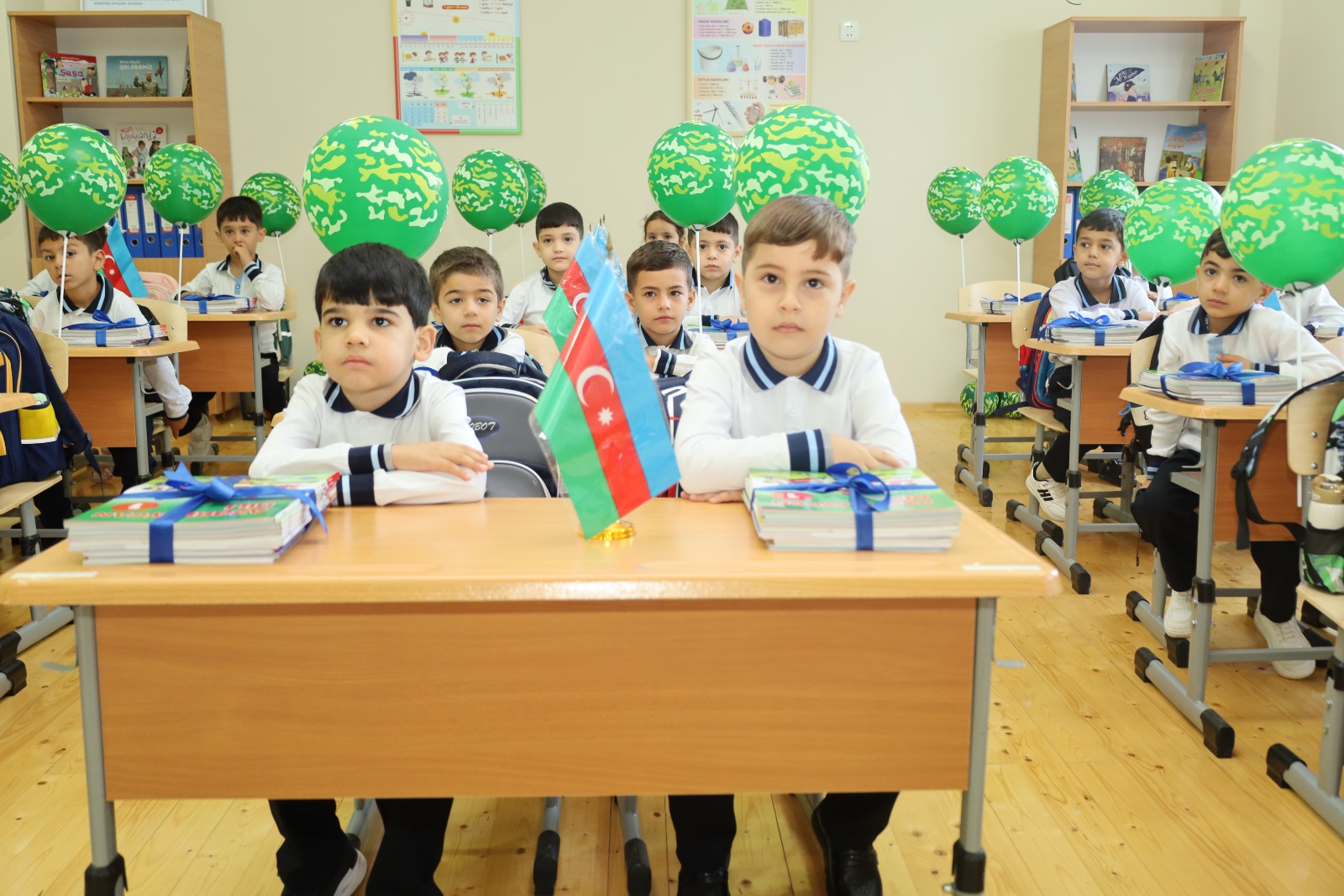 Yevlax Şəhər İcra Hakimiyyətinin başçısı şəhid övladını ilk dərsə aparıb (FOTO)