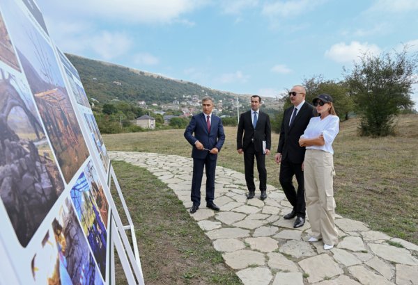 Prezident İlham Əliyev və Birinci xanım Mehriban Əliyeva Şamaxıda Pir Ömər Sultan ziyarətgahında aparılan konservasiya işləri ilə tanış olublar (FOTO/VİDEO)