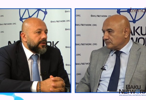 İçərişəhər həm tarixi irsini, həm də canlı şəhər mühitini qoruyub saxlamalıdır - Rüfət Mahmud "Tofiq Abbasovla dialoq" verlişində (FOTO/VİDEO)