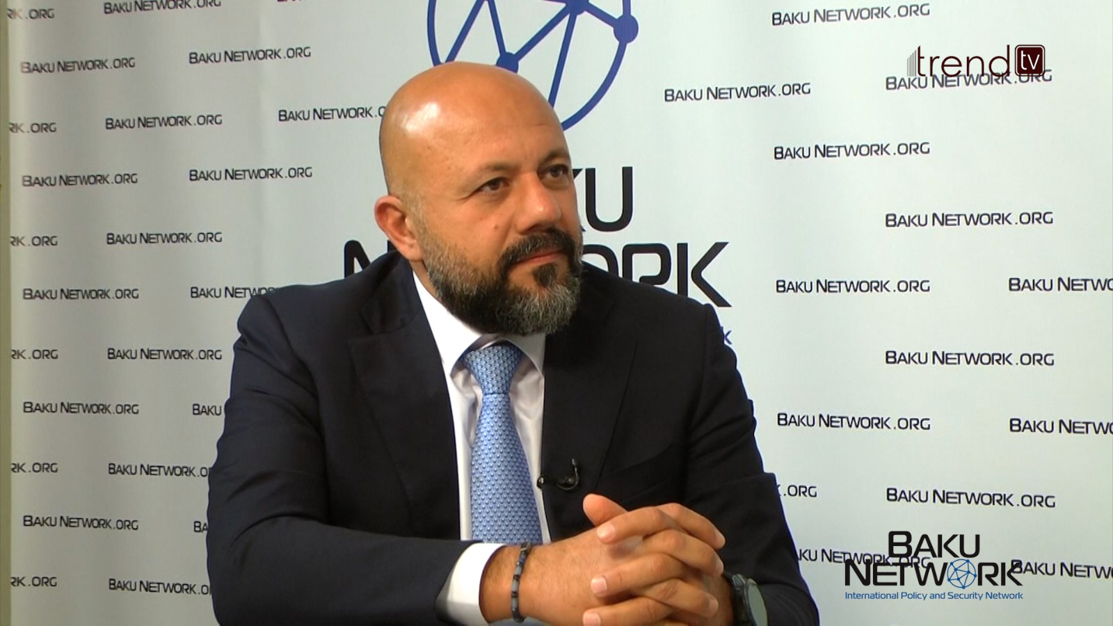 İçərişəhər həm tarixi irsini, həm də canlı şəhər mühitini qoruyub saxlamalıdır - Rüfət Mahmud "Tofiq Abbasovla dialoq" verlişində (FOTO/VİDEO)
