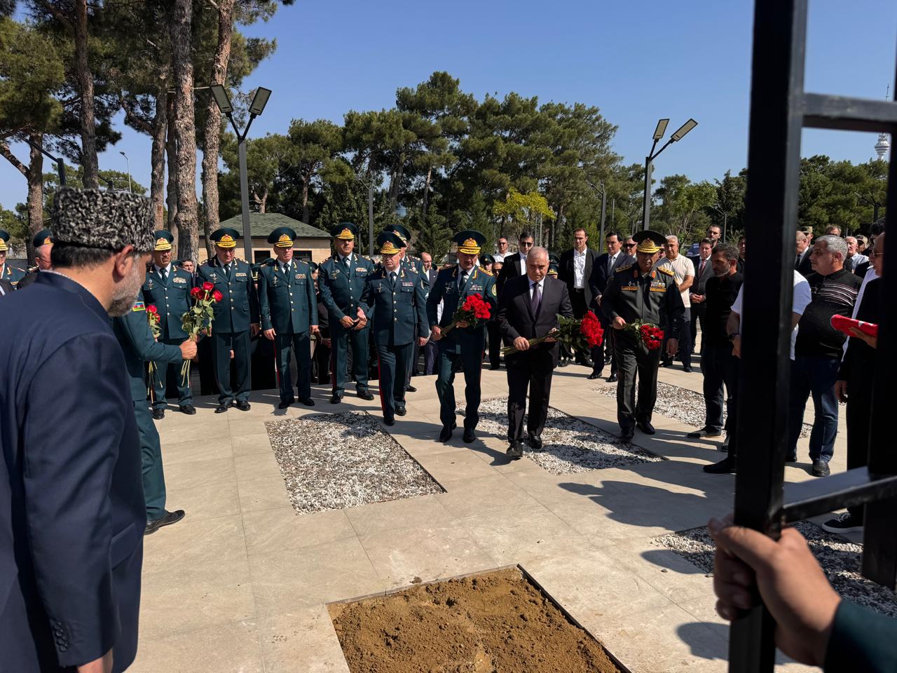 Əli Nağıyev, Zakir Həsənov və Elçin Quliyev general İsgəndər Allahverdiyevin dəfn mərasimində (FOTO)