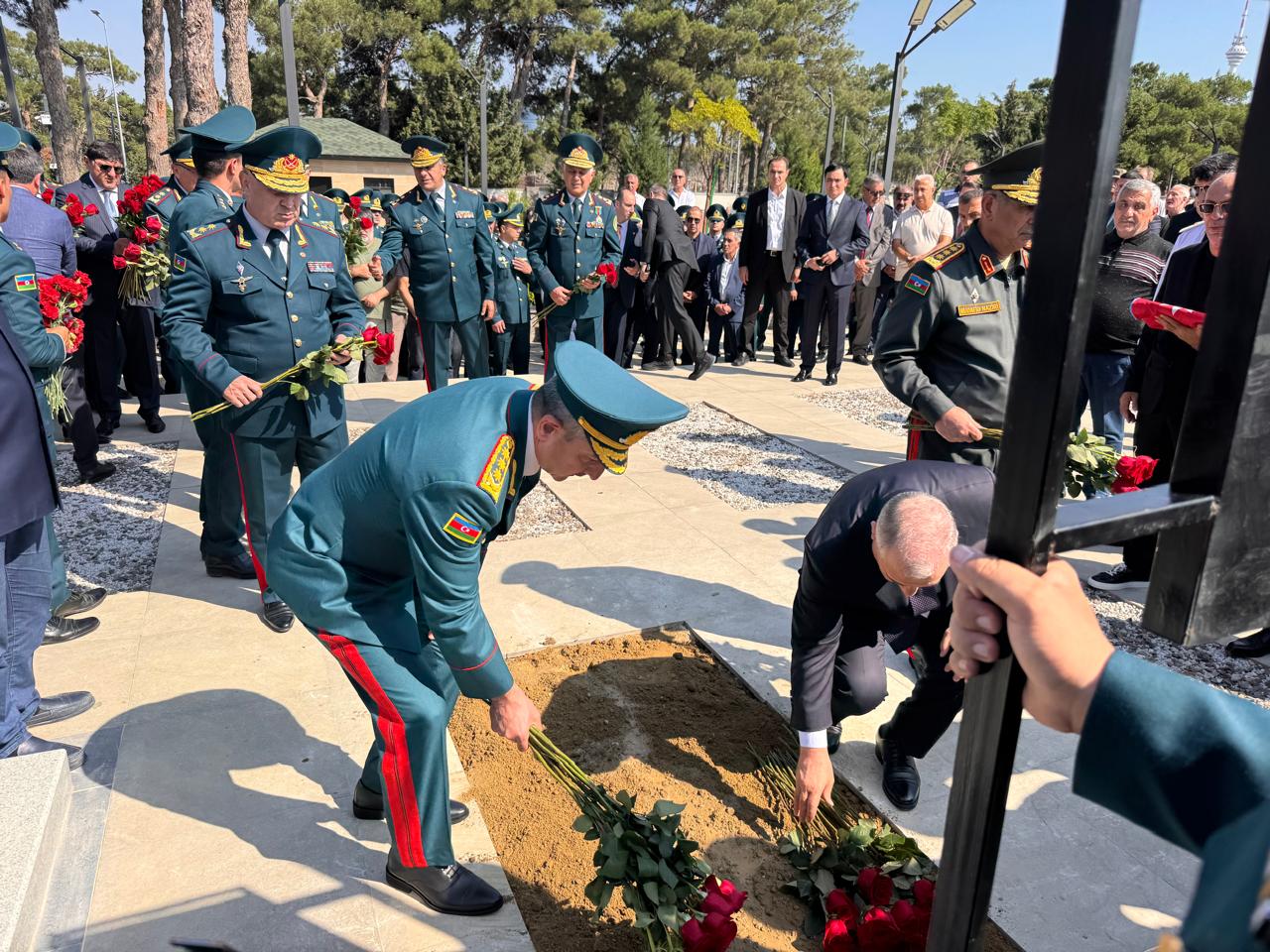 Əli Nağıyev, Zakir Həsənov və Elçin Quliyev general İsgəndər Allahverdiyevin dəfn mərasimində (FOTO)