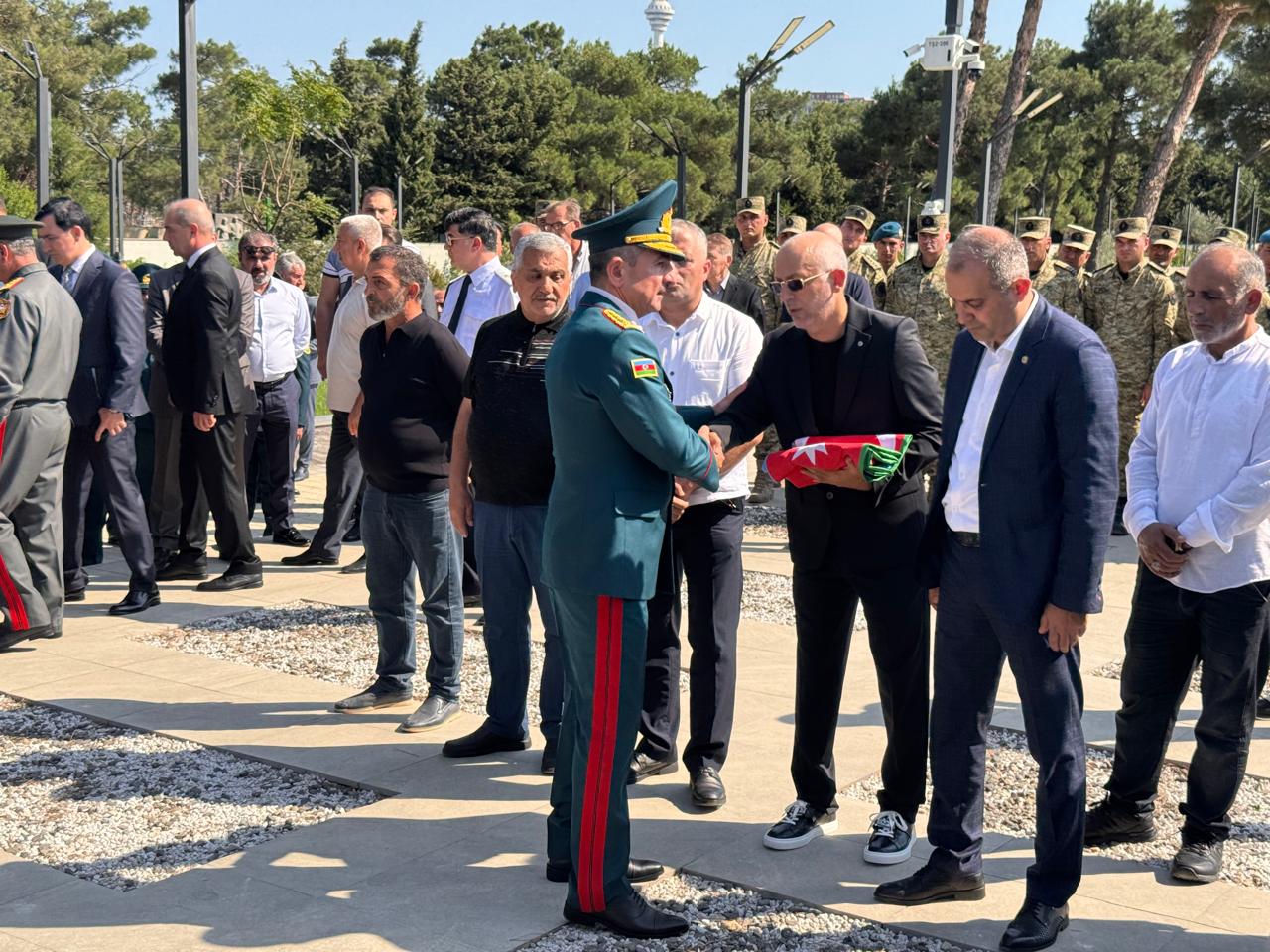 Əli Nağıyev, Zakir Həsənov və Elçin Quliyev general İsgəndər Allahverdiyevin dəfn mərasimində (FOTO)