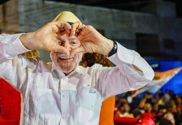 Braziliya prezidenti Lula seçkilərə bir neçə gün qalmış sosial müavinətlərin artırılacağını açıqlayıb