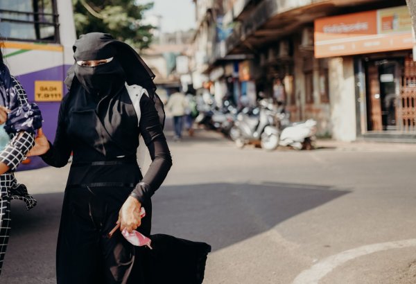 İtaliya məktəblərində niqab qadağan edilir