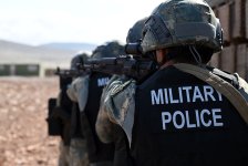 Müdafiə naziri hərbi polisin döyüş hazırlığı prosesini izləyib (FOTO/VİDEO)