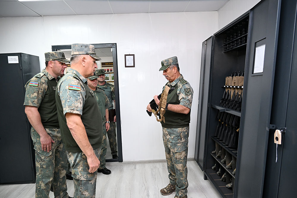 Müdafiə naziri hərbi polisin döyüş hazırlığı prosesini izləyib (FOTO/VİDEO)