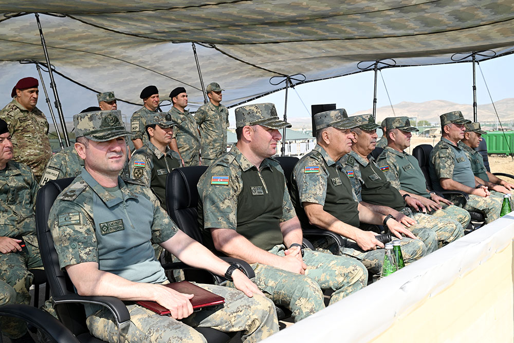 Müdafiə naziri hərbi polisin döyüş hazırlığı prosesini izləyib (FOTO/VİDEO)