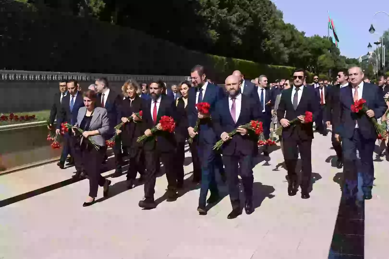 SOCAR-ın kollektivi Fəxri xiyabanı və Şəhidlər xiyabanını ziyarət edib (FOTO)
