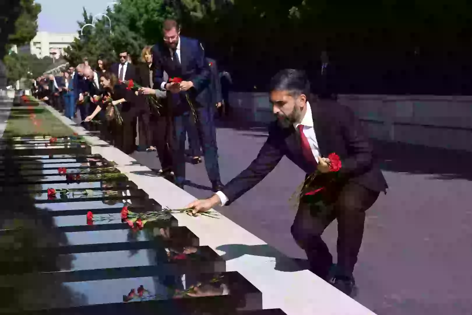 SOCAR-ın kollektivi Fəxri xiyabanı və Şəhidlər xiyabanını ziyarət edib (FOTO)