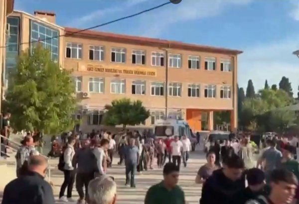 Türkiyədə məktəbli qız bıçaqla şagirdlərə hücum edib