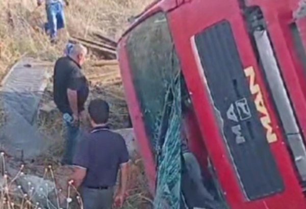 Ağdərədə yük avtomobili aşıb, heyvanlar tələf olub (FOTO)