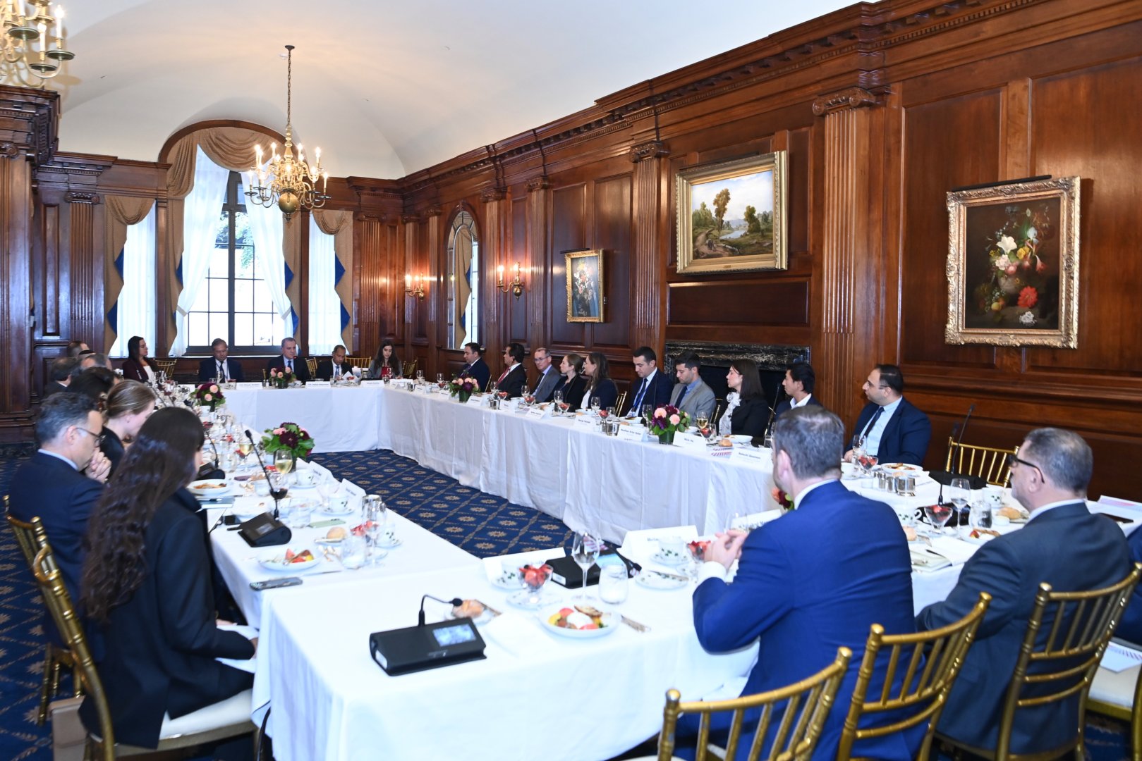 Ceyhun Bayramov ABŞ biznes nümayəndələri ilə görüşdə Azərbaycanın strateji prioritetlərini açıqlayıb (FOTO)
