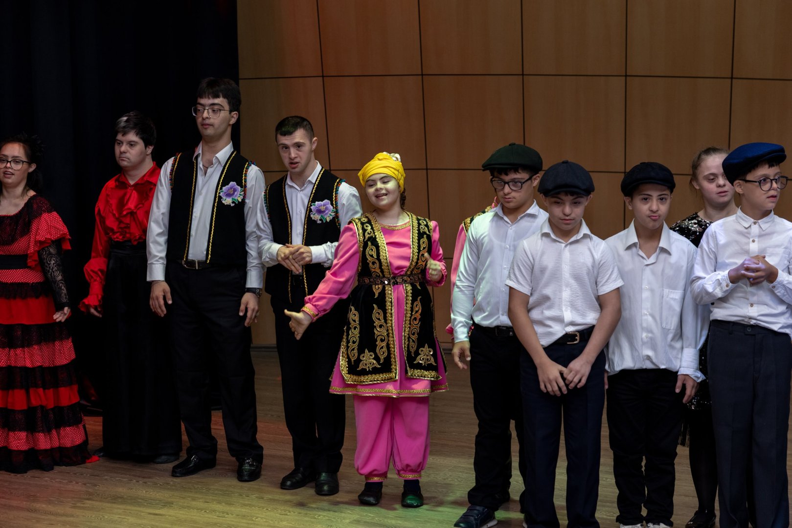 Alyona Əliyeva xüsusi qayğıya ehtiyacı olan uşaqlar üçün mərkəzi ziyarət edib (FOTO/VİDEO)