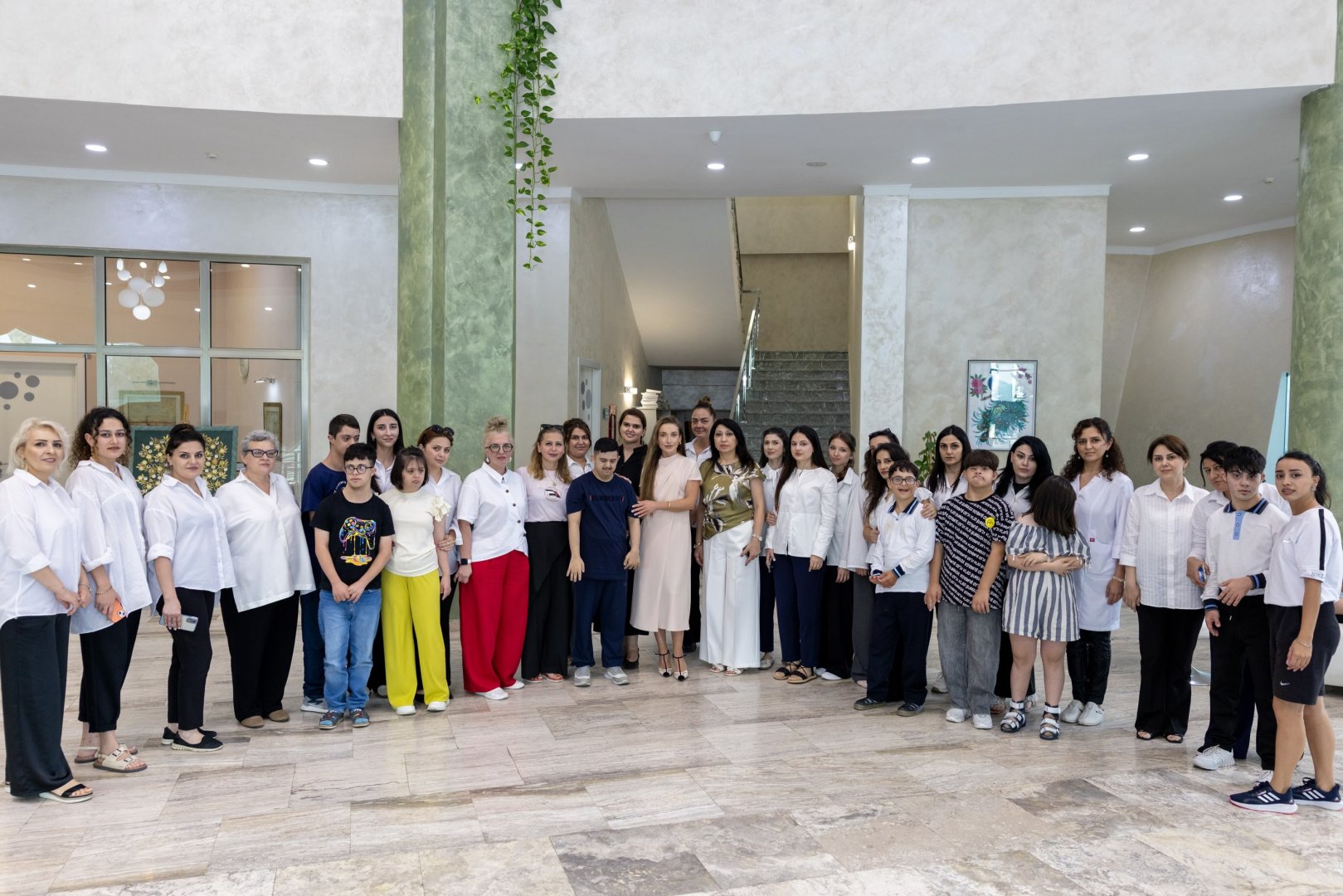 Alyona Əliyeva xüsusi qayğıya ehtiyacı olan uşaqlar üçün mərkəzi ziyarət edib (FOTO/VİDEO)