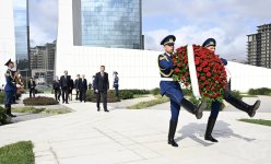 Tacikistanın Baş naziri Zəfər parkını ziyarət edib (FOTO)