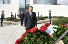 Tacikistanın Baş naziri Zəfər parkını ziyarət edib (FOTO)