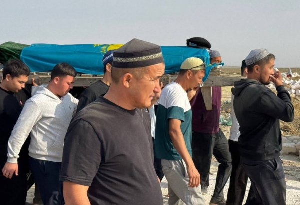 Xəzərdə həlak olan qazaxıstanlı hərbçilərlə vida mərasimi keçirilib