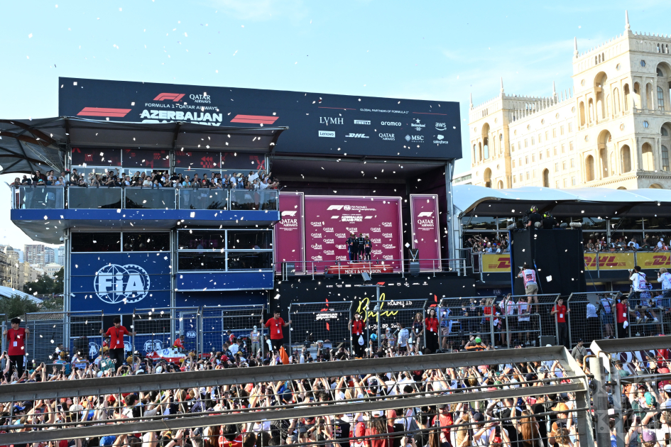 Formula 1 Azərbaycan Qran-Prisinin qalibi mükafatlandırılıb (FOTO)