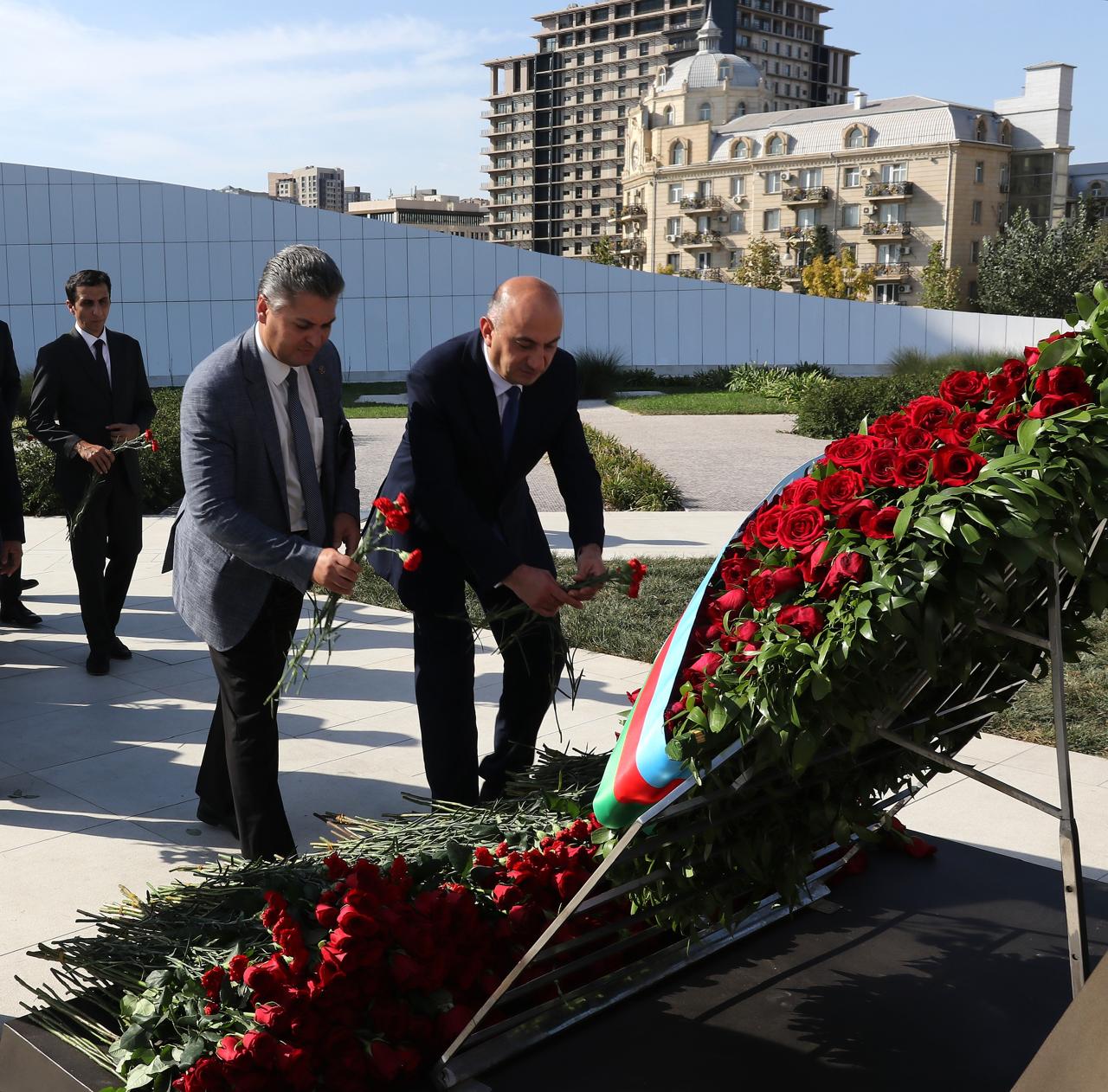 Diasporla İş üzrə Dövlət Komitəsinin əməkdaşları və xaricdəki soydaşlarımız Zəfər parkını ziyarət ediblər (FOTO)