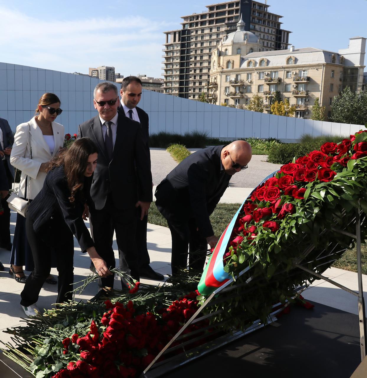 Diasporla İş üzrə Dövlət Komitəsinin əməkdaşları və xaricdəki soydaşlarımız Zəfər parkını ziyarət ediblər (FOTO)