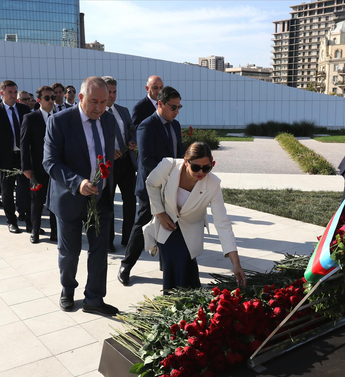 Diasporla İş üzrə Dövlət Komitəsinin əməkdaşları və xaricdəki soydaşlarımız Zəfər parkını ziyarət ediblər (FOTO)