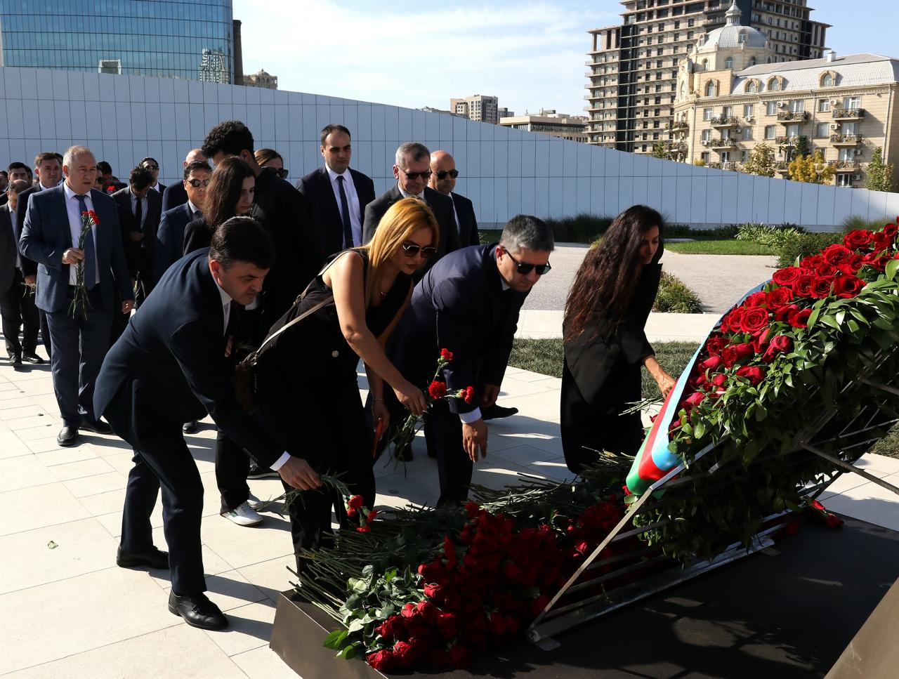 Diasporla İş üzrə Dövlət Komitəsinin əməkdaşları və xaricdəki soydaşlarımız Zəfər parkını ziyarət ediblər (FOTO)