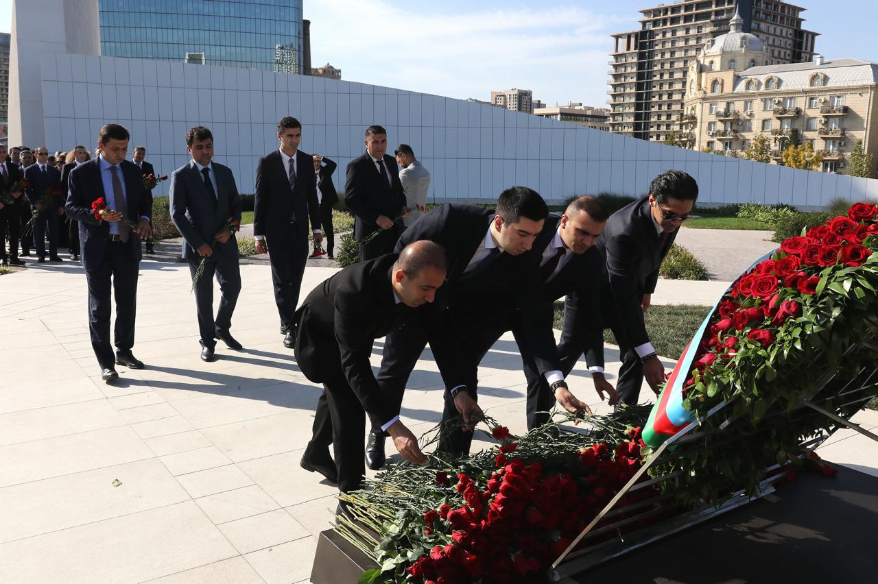 Diasporla İş üzrə Dövlət Komitəsinin əməkdaşları və xaricdəki soydaşlarımız Zəfər parkını ziyarət ediblər (FOTO)