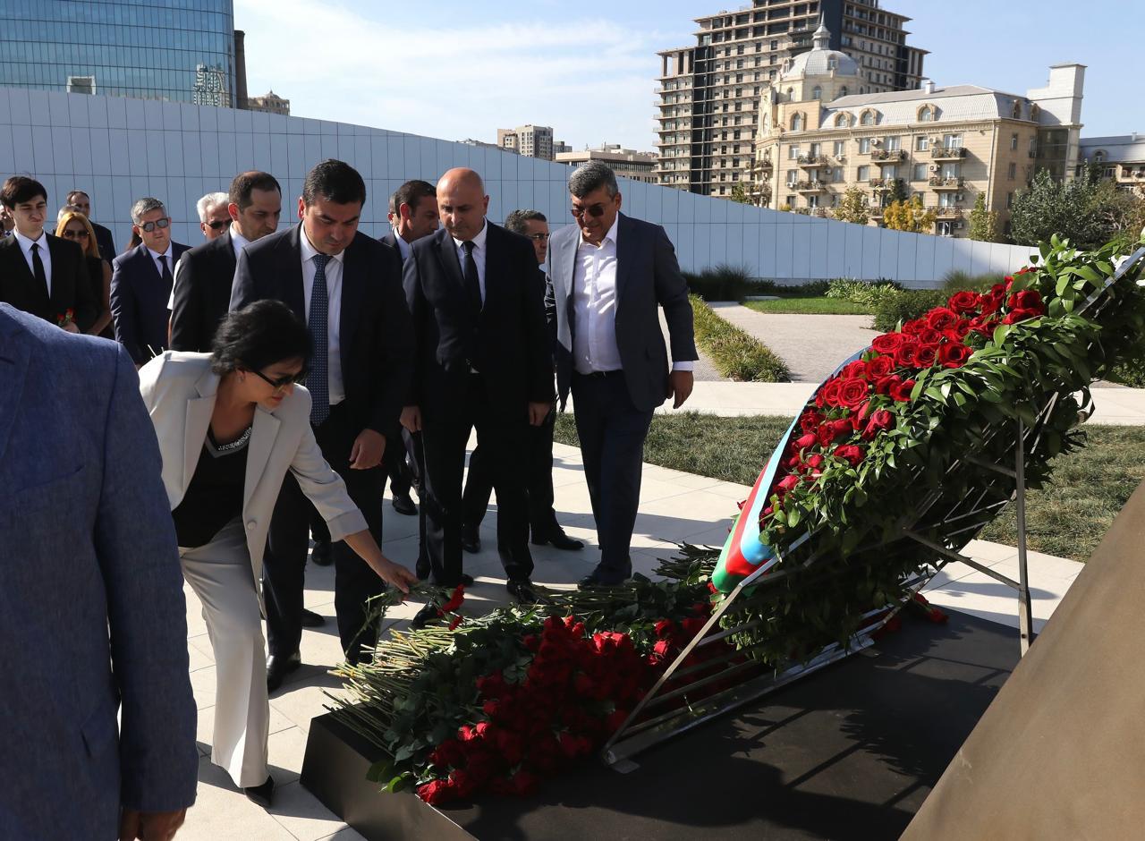 Diasporla İş üzrə Dövlət Komitəsinin əməkdaşları və xaricdəki soydaşlarımız Zəfər parkını ziyarət ediblər (FOTO)